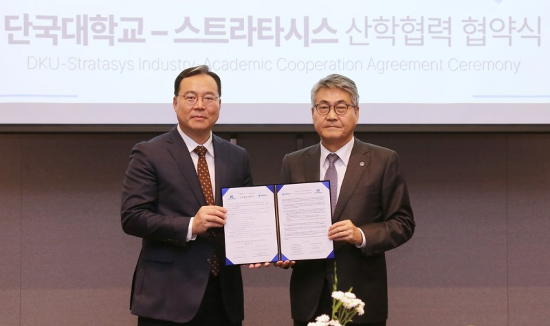 안순철 단국대 총장(오른쪽)과 문종윤 스트라타시스 한국지사장 (사진제공=단국대)