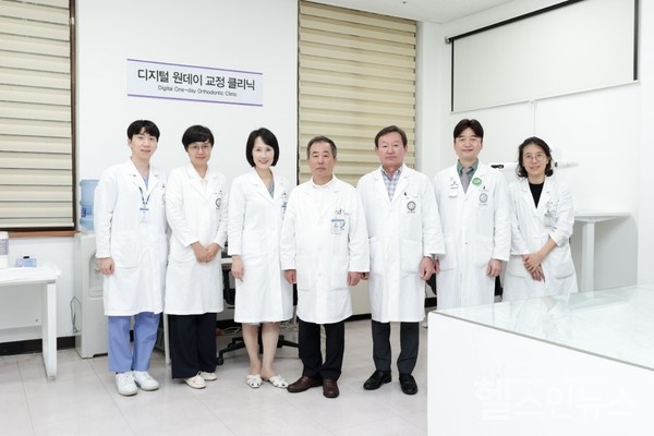 경희대치과병원디지털원데이교정클리닉개소식에서의료진들이기념사진을찍고있다.
