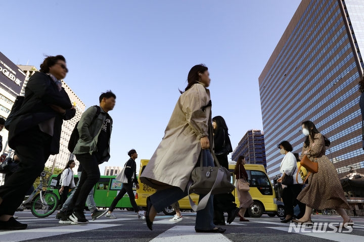 서울의 아침 기온이 10도 안팎으로 떨어지는 등 쌀쌀한 날씨를 보인 5일 오전 서울 종로구 세종대로 사거리에서 외투를 입은 시민들이 발걸음을 재촉하고 있다.