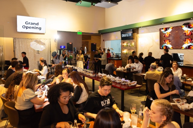 BBQ 에스카주몰점 그랜드 오픈식에서 현지인들이 BBQ 치킨을 즐기고 있다. / 사진=제너시스BBQ 제공