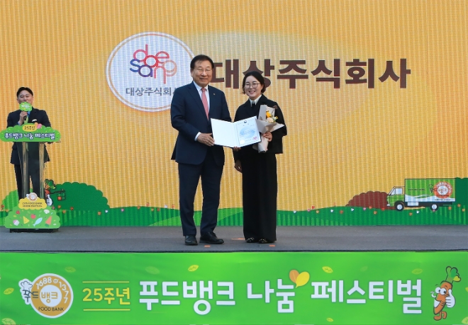 12일 청계광장에서 열린 '푸드뱅크 나눔 페스티벌'에서 김경숙 대상 ESG경영실장(오른쪽)과 김성이 한국사회복지협의회 회장이 기념사진을 촬영하고 있다. / 사진=대상 제공