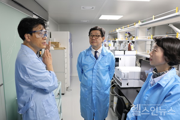 노연홍한국제약바이오협회장(가운데)이지난10일경기도안산시반월캠퍼스의에스티팜이노베이션센터를방문해mRNA백신개발현황에대해청취하고있다.(한국제약바이오협회제공)