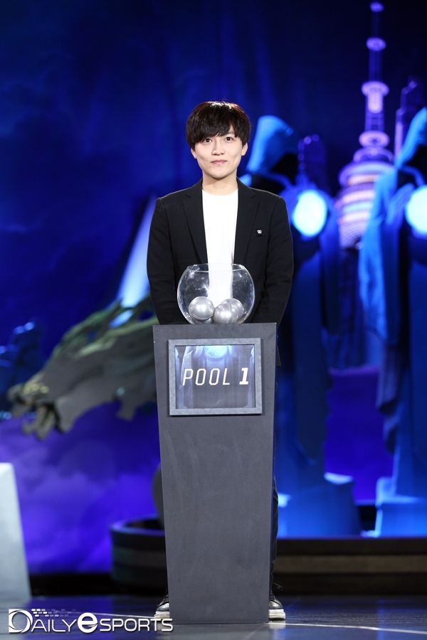 한국에서 열린 2018 롤드컵에서 조추첨을 진행했던 '와치' 조재걸