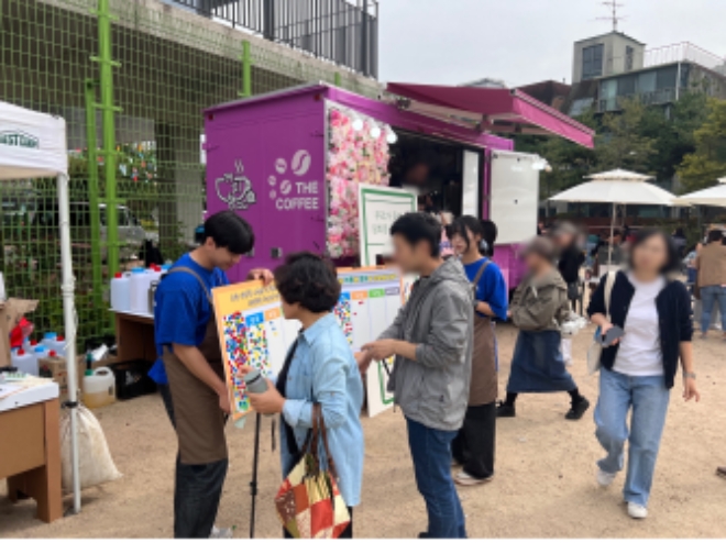 bhc그룹 해바라기 봉사단은 지난 7일 서울시 동작구 사당5동 신남성초등학교에서 열린 ‘솔밭가족축제 텀블러데이’ 행사에 자원봉사자로 참여했다고 13일 밝혔다. 사진은 지난 7일 해바라기 봉사단원이 ‘솔밭가족축제 텀블러데이’ 행사에서 봉사활동을 하는 모습. (사진 = bhc그룹 제공)