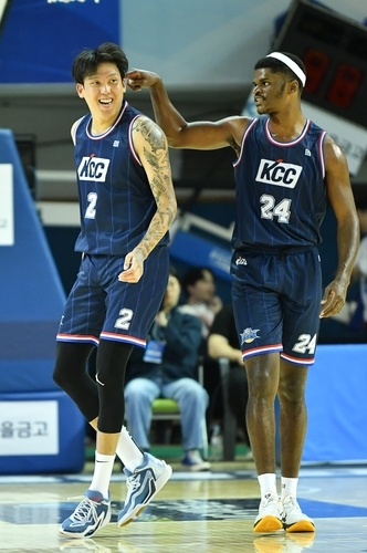 KCC 최준용(왼쪽)과 새 외국인 선수 존슨[KBL 제공]