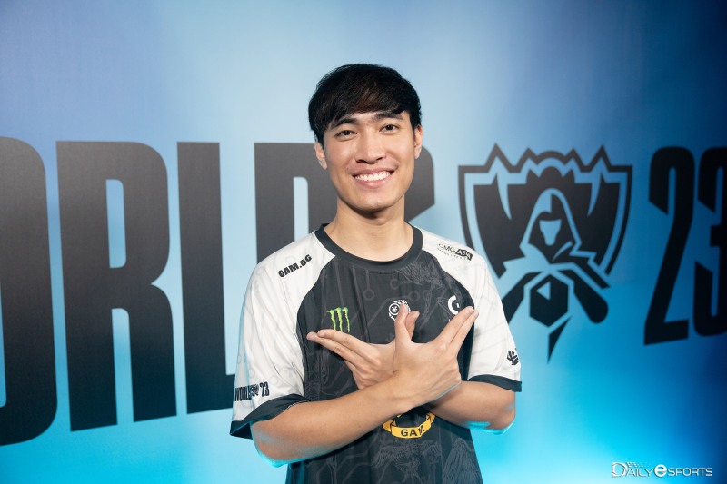 롤드컵 때문에 한국 찾은 '리바이', "한국 오는 게 꿈...치킨과 삼겹살 좋아해"