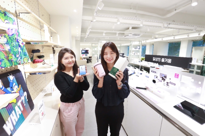 일상의틈 잠실새내점에서 LG유플러스 모델이 스마트폰과 홈리빙 상품을 소개하는 모습. / 사진=LG유플러스 제공