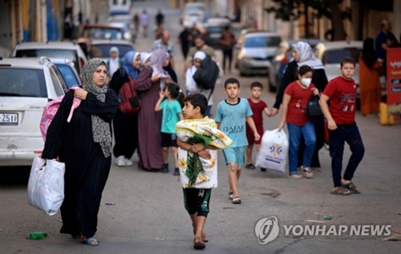 피난길에 오른 팔레스타인 여성과 어린이(사진=연합)