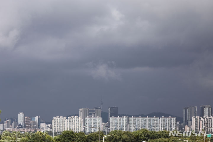 일요일인 15일은 전날 밤까지 내리던 비가 그친 뒤 전국이 대체로 흐리다가 오후에 가끔 구름이 많겠다. 지역에 따라 짙은 안개가 끼는 곳이 있겠다.