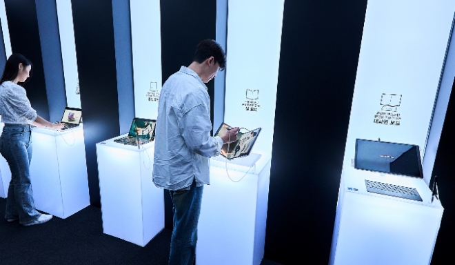 LG전자가 내달 26일까지 서울 동대문구 경동시장 소재 이색경험공간 ‘금성전파사 새로고침센터’에서 한국 브랜드 최초 폴더블 노트북인 ‘LG 그램 폴드’ 체험 공간을 운영한다. 사진은 왼쪽부터 노트북 / 폴드 / 북 / 태블릿 등 다양한 형태로 변하는 LG 그램 폴드를 체험하는 모습. / 사진=LG전자 제