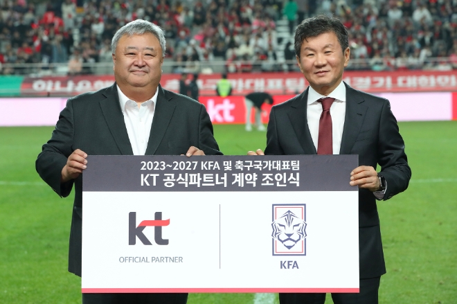 (왼쪽부터) 행사에 참석한 KT Customer부문 이현석 부문장과 대한축구협회 정몽규 회장이 기념 촬영을 하고 있는 모습. / 사진=KT 제공
