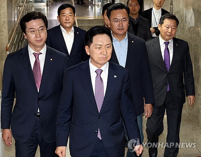 의총 참석하는 김기현 대표(사진=연합)