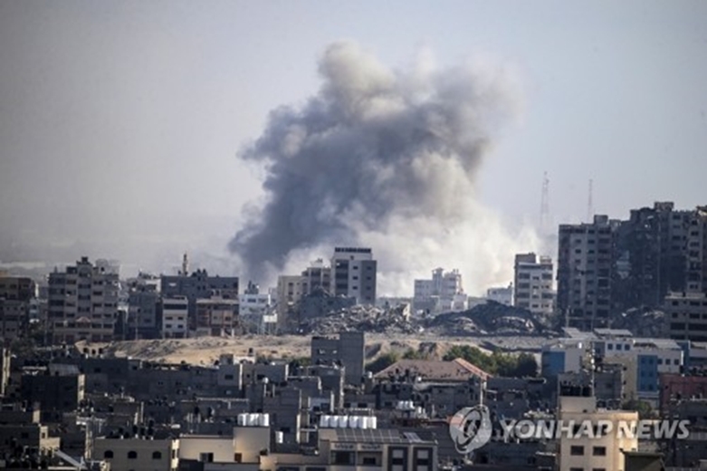 이스라엘 공습 받은 가자지구에서 피어오르는 검은 연기(사진=연합)