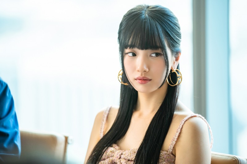 ‘이두나!’ 수지, 설렘 폭격 예고…엉뚱하고 거침없는 매력 발산