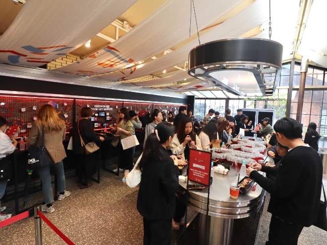 방문객들이 ‘김치 블라스트 서울 2023(KIMCHI BLAST SEOUL 2023)’ 미식존에서 김치를 활용한 다양한 음식을 맛보고 있다. / 사진=대상 제공