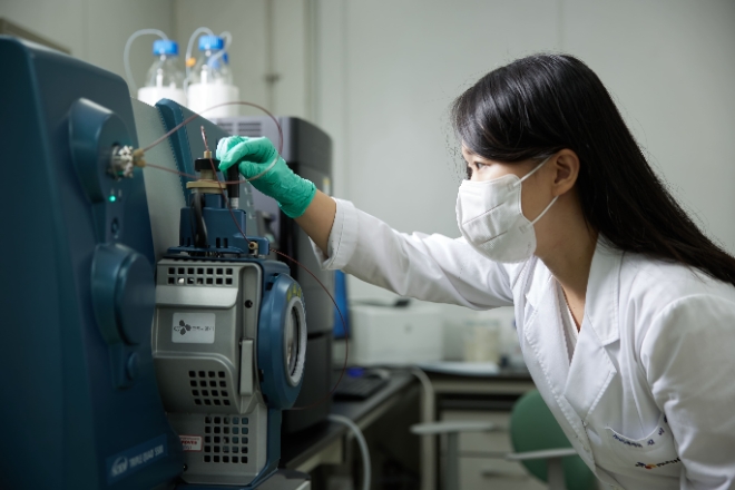 경기도 이천시에 위치한 CJ프레시웨이 식품안전연구실 내 기기 실험실에서 한 연구원이 잔류농약 검사를 실시하고 있다. / 사진=CJ프레시웨이 제공