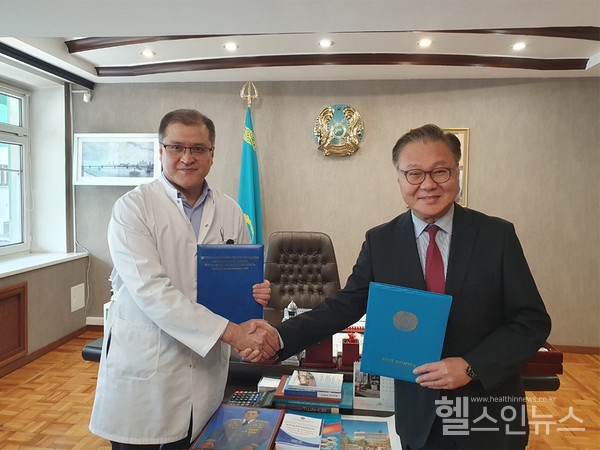 (왼쪽부터)카자흐스탄알마티중앙임상병원‘블라로브아스핫’병원장,순천향대부천병원문종호진료부원장