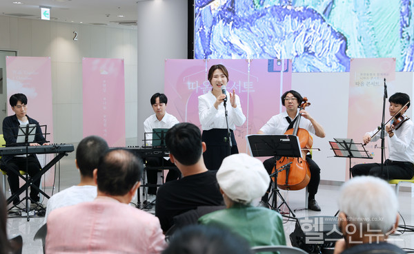 뮤직프로듀싱팀티스푼이고려대학교안암병원메디컴플렉스신관로비에서공연을펼치고있다.