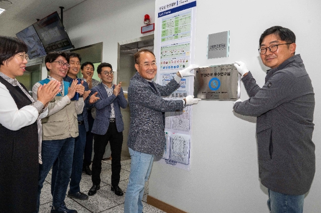 ‘안전관리 우수연구실’로 인증받은 현대차·기아 남양연구소 5개 연구시설 중 상용환경풍동실에 현대차∙기아 CTO 김용화 사장(가운데)과 김경준 현대차∙기아 상용총합시험팀장(오른쪽)이 인증 명판을 달고 있다. / 사진=현대차·기아 제공