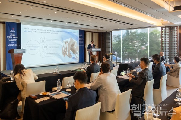 글로벌로슈제약의보건의료통합솔루션리드,데브만유싱(DevmanyuSingh)이제10회한-스위스생명과학심포지엄에서발언하고있다.(한국로슈제공)