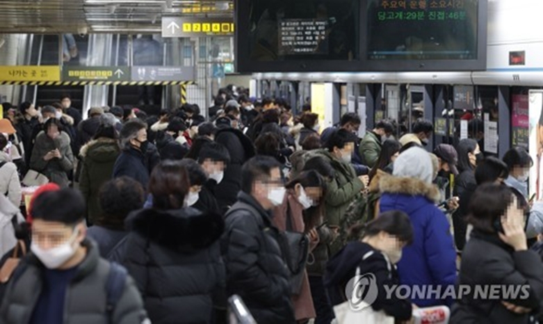 '열차가 언제 오지'(사진=연합)