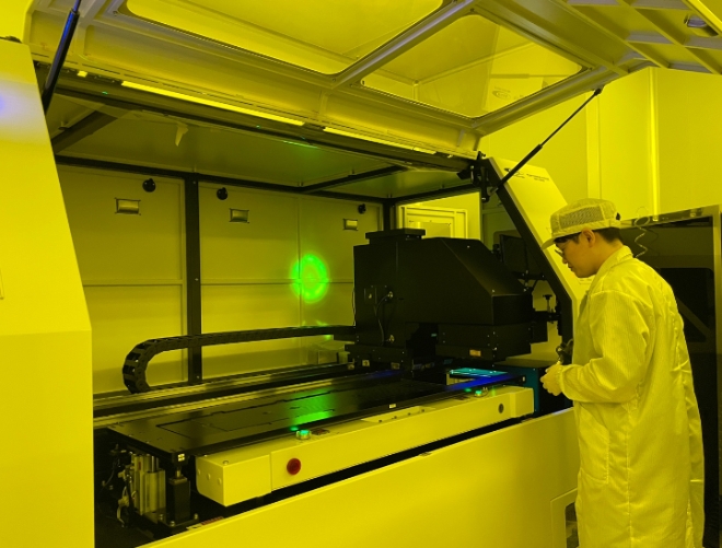 FMM 공정 중의 하나인 노광작업 모습. 사진제공 : 볼트크리에이션