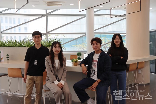 2023아시아실험동물학회에서에서우수포스터상을받은케이메디허브전임상센터이광훈,성민지선임연구원,이경림·이종욱연구원들이기념사진을촬영하고있다.