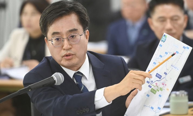 김동연 경기도지사가 17일 경기도 수원시 영통구 경기도청에서 열린 국회 행정안전위원회의 경기도에 대한 국정감사에서 의원 질의에 답변하고 있다.(뉴시스)