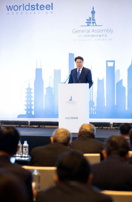 지난 16일 세계철강협회 총회에서 최정우 포스코 회장이 기조연설을 하고 있다. / 사진=포스코홀딩스 제공