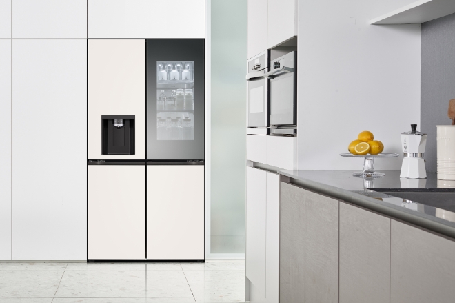 LG전자는 17일 지난달 온라인에서 진행한 ‘LG 얼음정수기냉장고와 함께하는 아이스버킷 댓글 챌린지’를 통해 모은 기부금 3000만원을 루게릭병 환우를 위한 비영리 재단법인 ‘승일희망재단’에 전달했다고 밝혔다. 사진은 LG 디오스 오브제컬렉션 얼음정수기냉장고가 설치된 주방 이미지. (사진 = LG전자 제공)