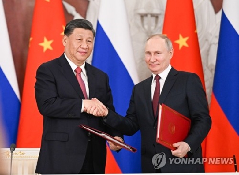 공동성명 서명 후 악수하는 시진핑과 푸틴(사진=연합)