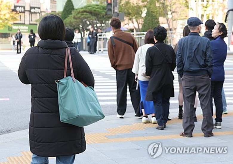 등장한 두꺼운 패딩(사진=연합)