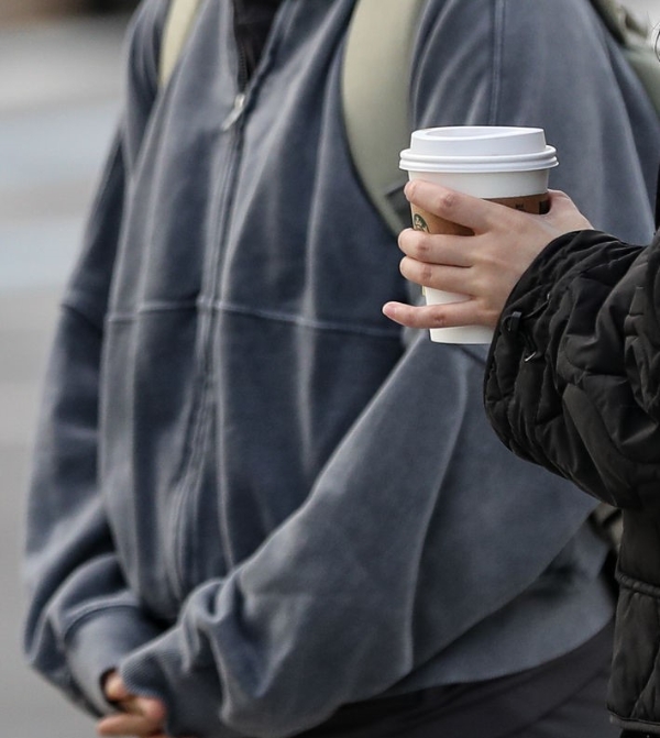 일교차 큰 가을 날씨가 계속되는 지난 11일 서울 종로구 세종대로에서 시민들이 출근길에 나서고 있다.
