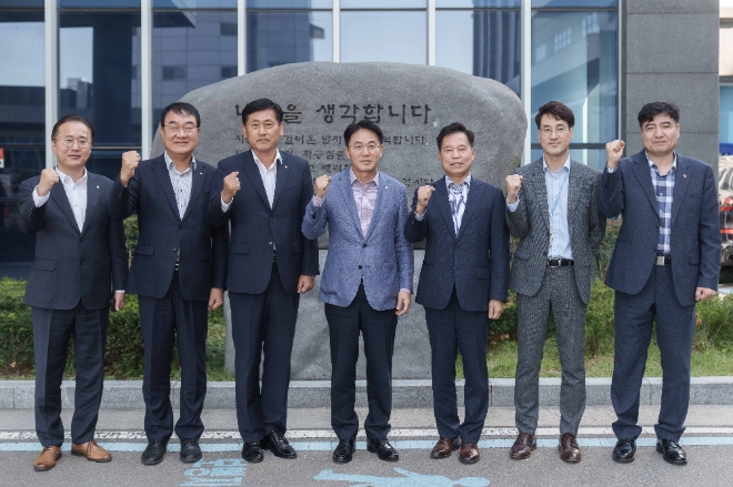 현장 소통의 장을 가진 후 이석용 NH농협은행장(왼쪽부터 4번째), 김장우 에코프로비엠 부사장(왼쪽 5번째)이 기념사진 촬영을 하고 있다. / 사진=NH농협은행 제공