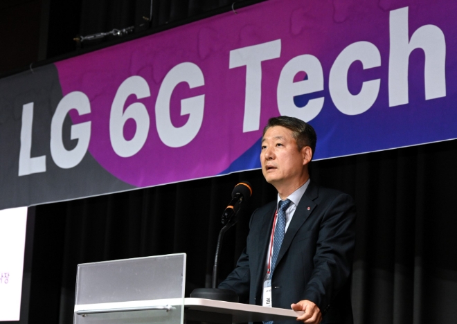 LG유플러스와 LG전자는 6G 전문가들과 함께 자율주행, 모빌리티, 스마트팩토리 등 6G 핵심기술을 교류하고 방향성을 논의하며, 기술 주도권 선점에 속도를 낸다고 18일 밝혔다. 사진은 지난 17일 LG사이언스파크서 개최한 ‘6G 테크 페스타’에서 LG유플러스 네트워크부문장 권준혁 부사장이 발표하는 모습. (사진 = LG유플러스 제공)