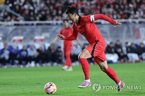 17일 경기도 수원월드컵경기장에서 열린 축구대표팀 한국과 베트남의 친선경기에서 손흥민이 돌파하고 있다. (수원=연합뉴스)