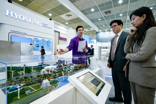 효성중공업은 18일부터 개최되는 ‘2023 한국전기산업대전’에서 BESS(배터리 에너지 저장장치), STATCOM(정지형 무효전력 보상장치), ARMOUR(아모르) 등 친환경 미래 전력 시스템들을 선보인다고 밝혔다. 사진은 효성중공업 한국전기산업대전 전시회 전경의 모습. (사진 = 효성중공업 제공)