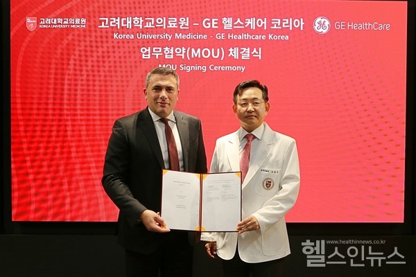 (왼쪽부터)엘리샤일롯(ElieChaillot)GE헬스케어인터컨티넨탈지역총괄사장,윤을식고려대학교의무부총장겸의료원장(GE헬스케어제공)