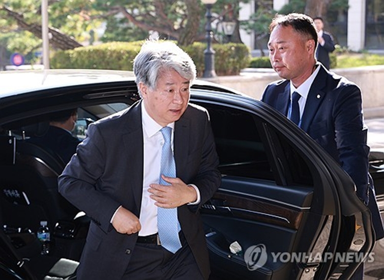 이종석 헌법재판관 출근(사진=연합)