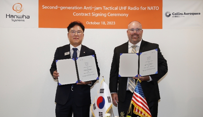 김정호 한화시스템 항공우주사업부문 사업대표(왼쪽)와 롭 스캇(Rob Scott) 콜린스 에어로스페이스 전술통신사업부문 총괄이 체결식 후 기념촬영을 하고 있다. / 사진=한화시스템 제공