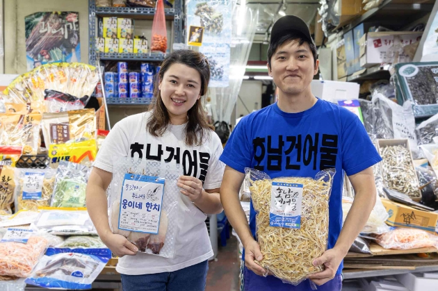 (왼쪽부터) 호남건어물 이문영, 신용한 대표 / 사진=쿠팡 제공