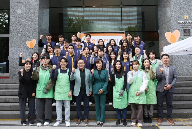 현대해상은 지난 18일 서울 광화문 본사 앞에서 2023 ‘사랑나눔행사’를 개최했다. 행사에 참여한 현대해상 임직원과 재단법인 아름다운가게 관계자들이 기념촬영을 하고 있다. / 사진=현대해상 제공