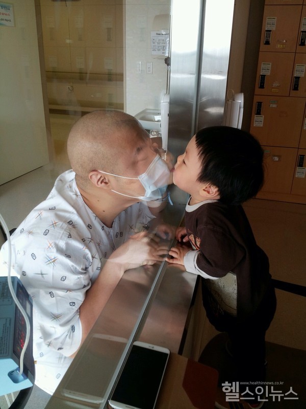 급성백혈병환자응원캠페인IAMLIVE’희망사진전용기상수상작“아빠와뽀뽀”