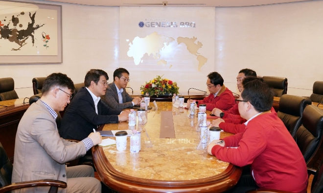 19일 오전 BBQ 본사에서 권재한 농식품부 실장(왼쪽 두번째)과 BBQ 관계자들이 참석한 가운데 물가안정 협력을 논의했다. / 사진=제너시스BBQ 제공