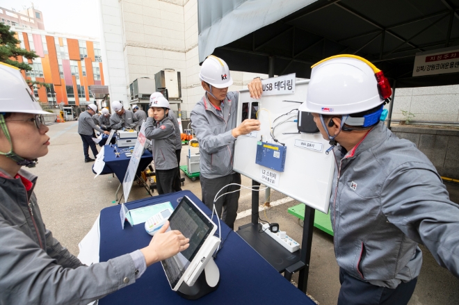 KT는 지난 18일 KT 혜화국사에서 군·경 등 유관 기관과 함께 국가핵심 통신망 시설의 방호태세를 점검하는 실전 긴급복구 훈련을 실시했다고 19일 밝혔다. 사진은 KT 직원들이 지난 18일 KT 혜화국사서 실시한 ‘2023년 KT 전사 위기대응 합동 실전 훈련’에 참가해 대규모 통신장애 상황에 대응하는 실전 긴급복구 훈련을 진행하는 모습. (사진 = KT 제공)