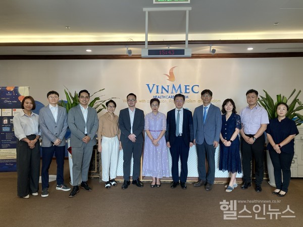 빈멕국제병원경영진과서울대학교병원강남센터출장단이기념사진을촬영하고있다.