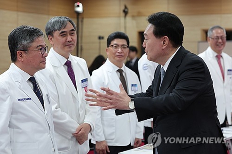 국립대병원장들과 대화하는 윤석열 대통령(사진=연합)