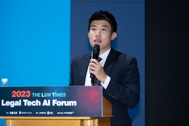 로앤굿은 지난 18일 서울 강남구 포스코센터에서 열린 ‘리걸 테크 AI 포럼’에서 자연어 검색이 가능한 ‘변호사용 AI챗봇 시제품’을 공개했다고 20일 밝혔다. 사진은 민영기 로앤굿 대표가 ‘리걸 테크 AI 포럼’에서 프레젠테이션을 하고 있는 모습. (사진 = 로앤굿 제공)