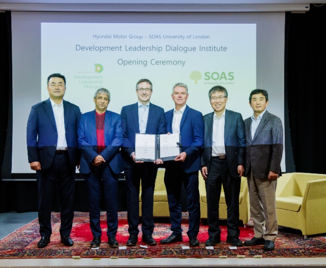 (왼쪽부터) 김흥수 현대차 부사장, 아담 하빕 런던대 SOAS 총장, 애슐리 앤드류 현대차 영국법인장, 폴 필팟 기아 영국법인장, 장하준 런던대 SOAS 교수, 김견 현대차그룹 경영연구원장 부사장이 지난 18일(현지시간) 개소식에서 기념사진을 촬영하고 있다. / 사진=현대차그룹 제공