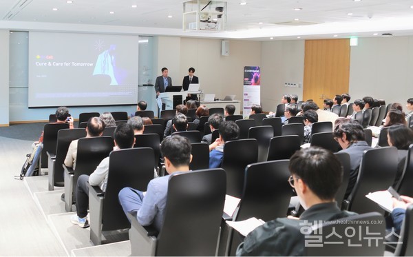 한준희C>부문장이CDMO네트워크데이에서회사소개를하고있다.(GC셀제공)